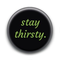 Badge Stay Thirsty Fond Noir