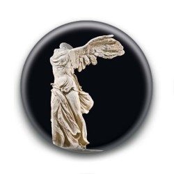 Badge : Victoire de Samothrace, déesse Niké