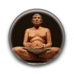 Badge : Le Scribe accroupi