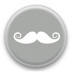 Badge Moustache sur fond gris