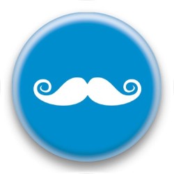 Badge Moustache sur fond bleu