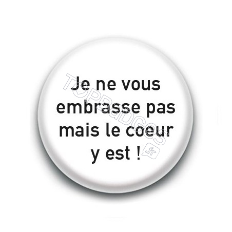 Badge : Je ne vous embrasse pas mais le coeur y est !