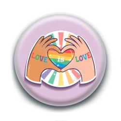 Badge : Love is love, mains