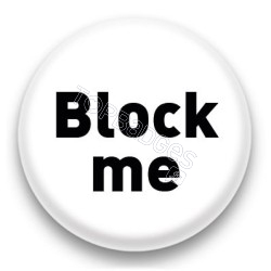 Badge Block me fond blanc